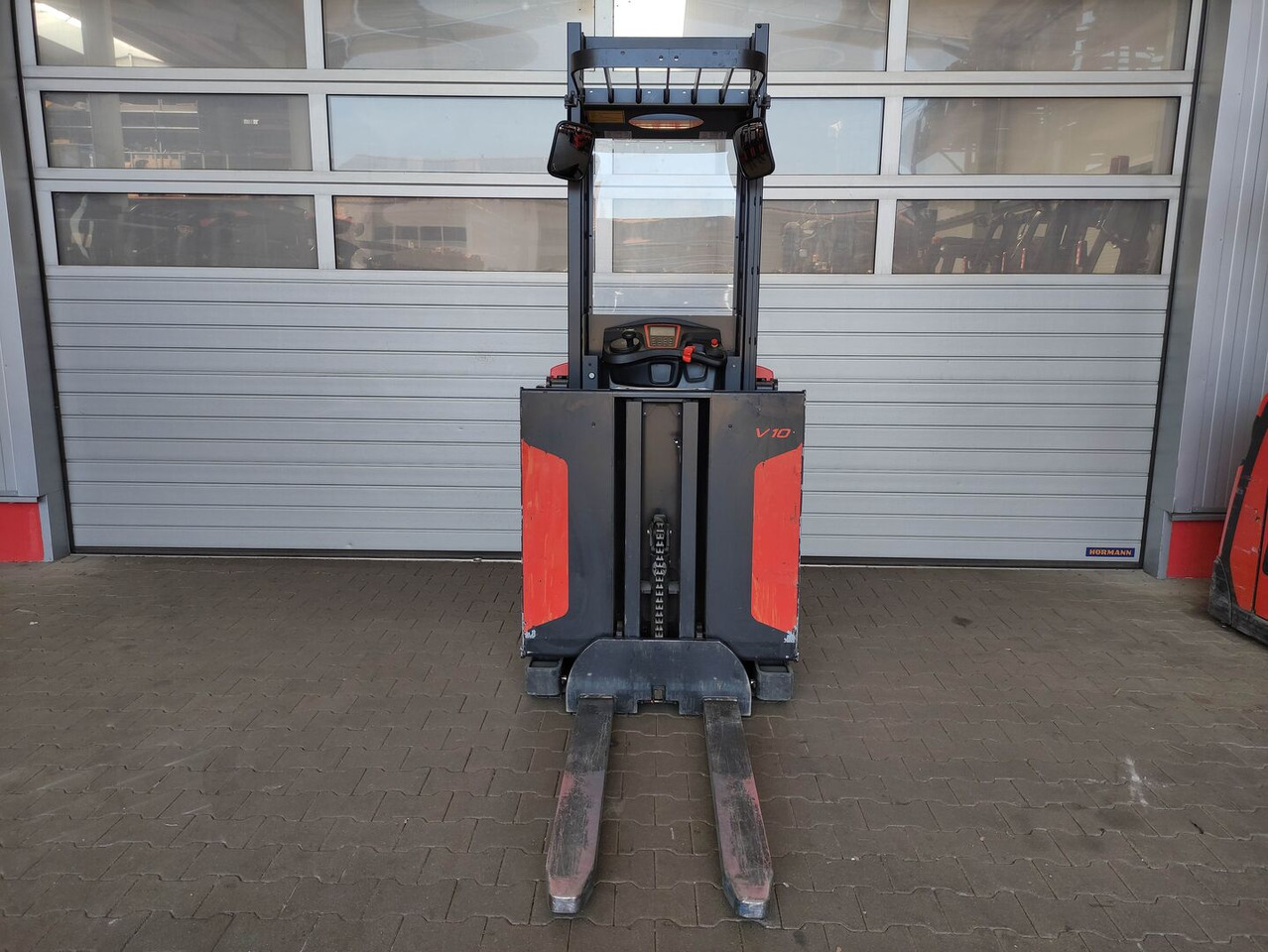 Linde V10-02 - Order picker: picture 3 Linde V10-02 - Order picker: picture 3