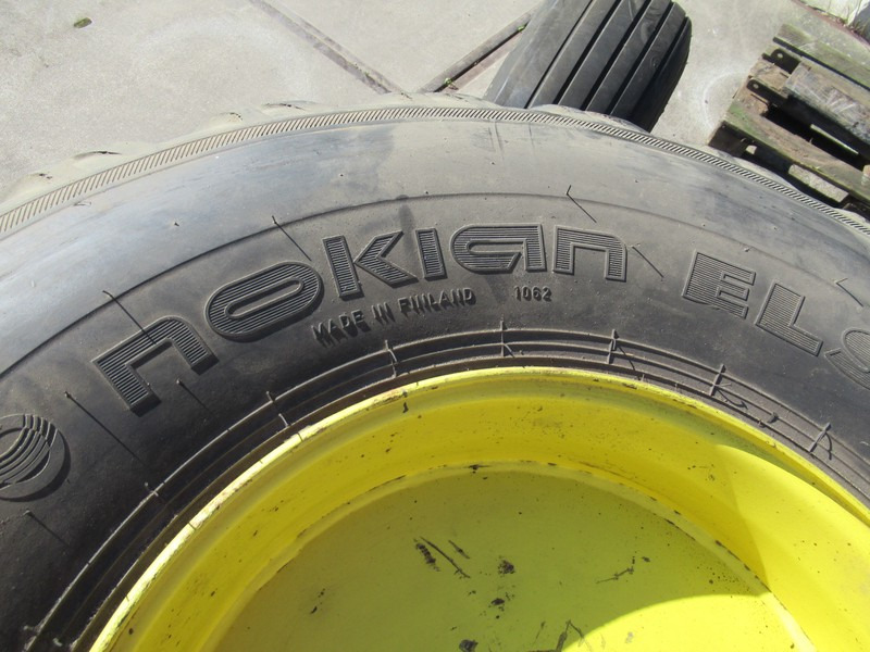 John Deere 5515V NOKIAN 550/60R22.5 + Voor Banden + Velg - Wheel and tire package for Mini tractor: picture 4 John Deere 5515V NOKIAN 550/60R22.5 + Voor Banden + Velg - Wheel and tire package for Mini tractor: picture 4