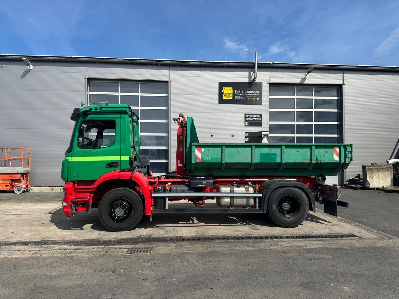Mercedes-Benz Arocs 1836/10,7L/Hiab Ultima 14S/4x2/Autom. - Hook lift truck: picture 2 Mercedes-Benz Arocs 1836/10,7L/Hiab Ultima 14S/4x2/Autom. - Hook lift truck: picture 2