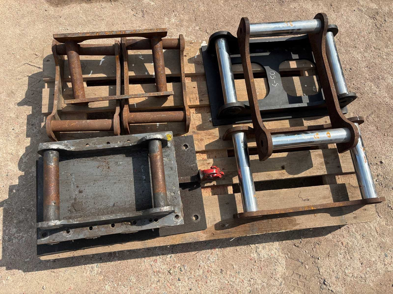 Bucket attachment S50 and S40 3+5 pcs - Quick coupler: picture 1 Bucket attachment S50 and S40 3+5 pcs - Quick coupler: picture 1
