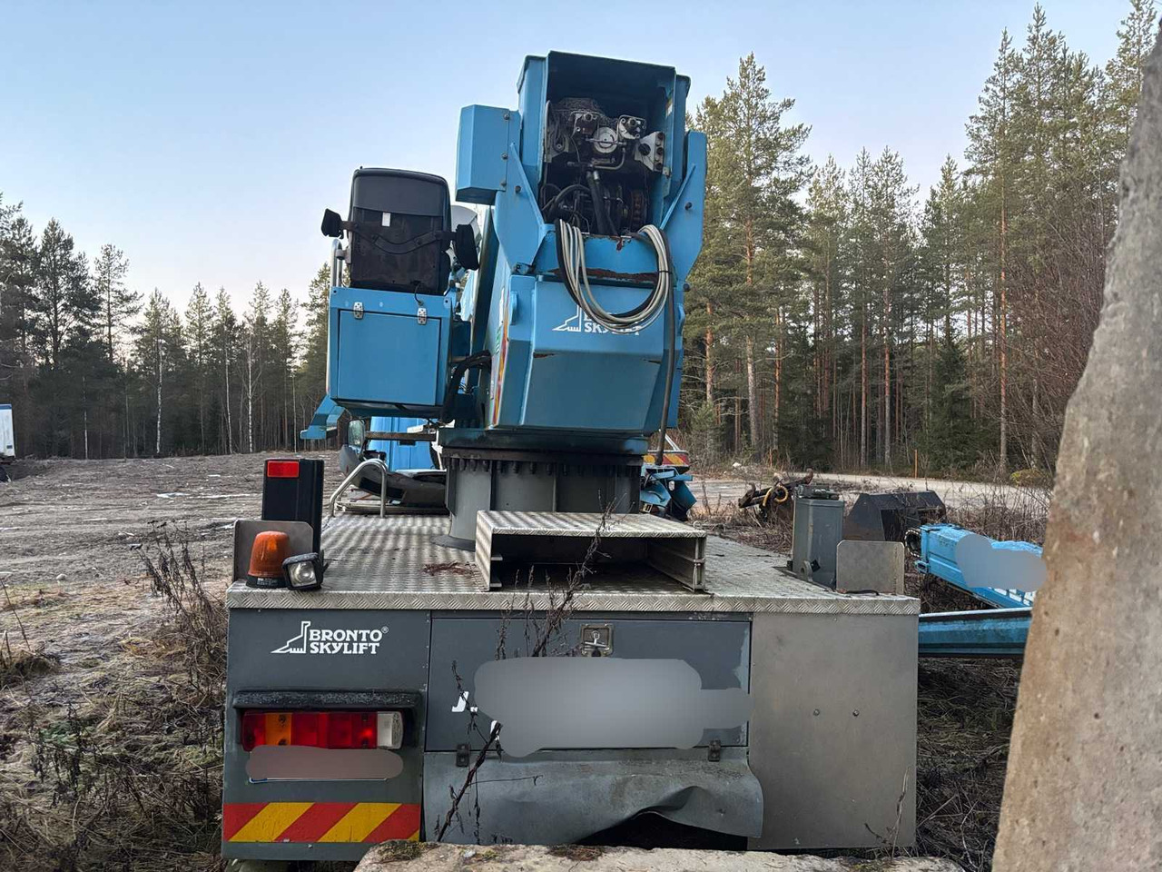 Scania P94 truck and Bronto Skylift telescopic crane - Crane truck: picture 4 Scania P94 truck and Bronto Skylift telescopic crane - Crane truck: picture 4
