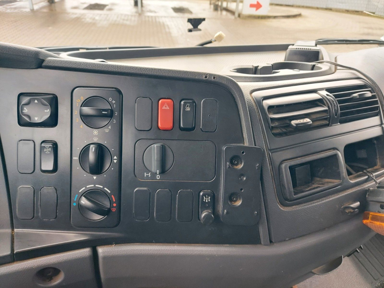 Tipper, Crane truck Mercedes-Benz Atego 2 4-Zyl. 4x2 918 4x2 MEILLER HIAB066 Kran: picture 26 Tipper, Crane truck Mercedes-Benz Atego 2 4-Zyl. 4x2 918 4x2 MEILLER HIAB066 Kran: picture 26