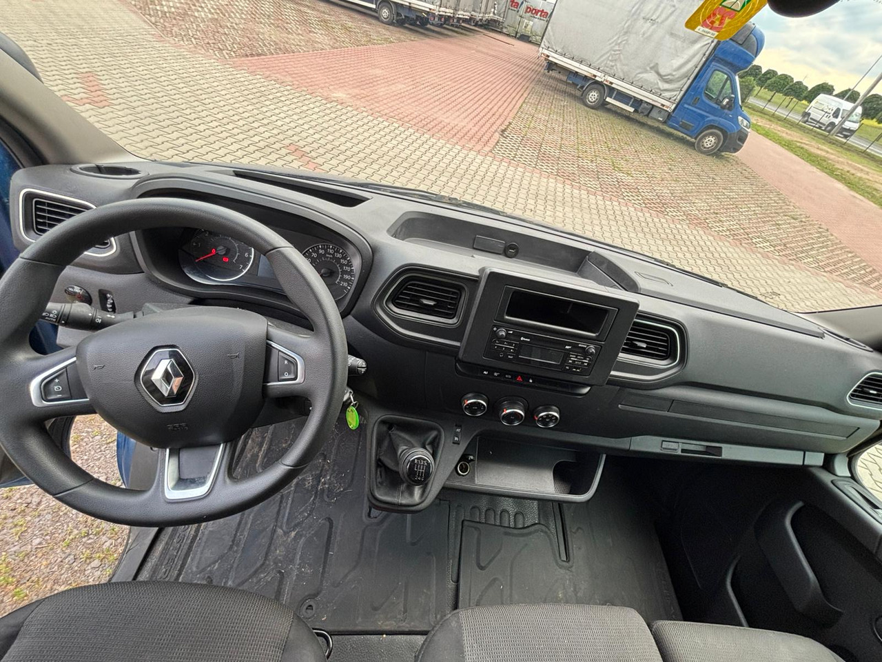New Curtain side van Renault Master: picture 9