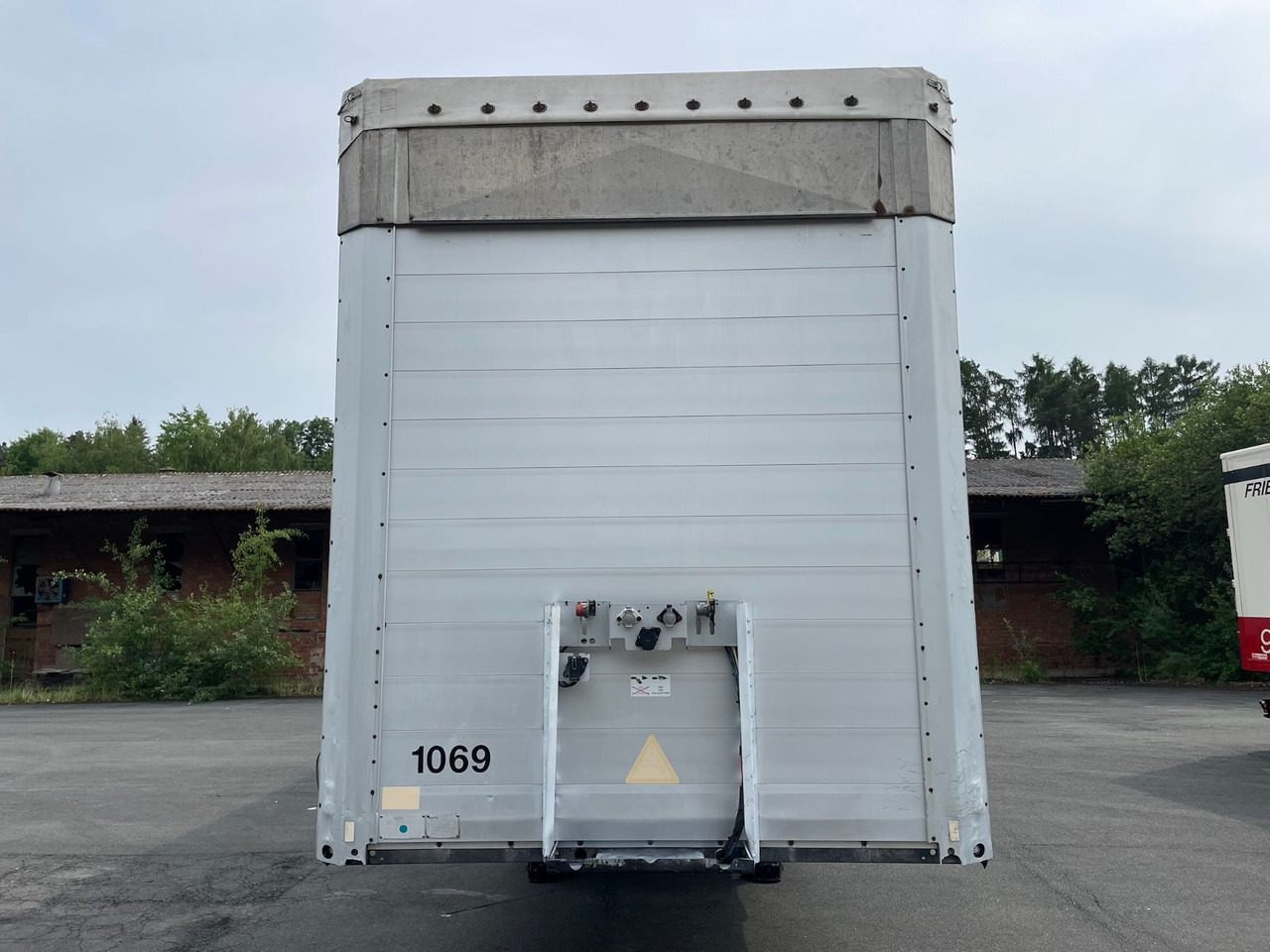 Schmitz Cargobull S01 3-Achs/Pritsche+Plane/13,5m/28050kg-Nutzlast - Curtainsider semi-trailer: picture 2 Schmitz Cargobull S01 3-Achs/Pritsche+Plane/13,5m/28050kg-Nutzlast - Curtainsider semi-trailer: picture 2