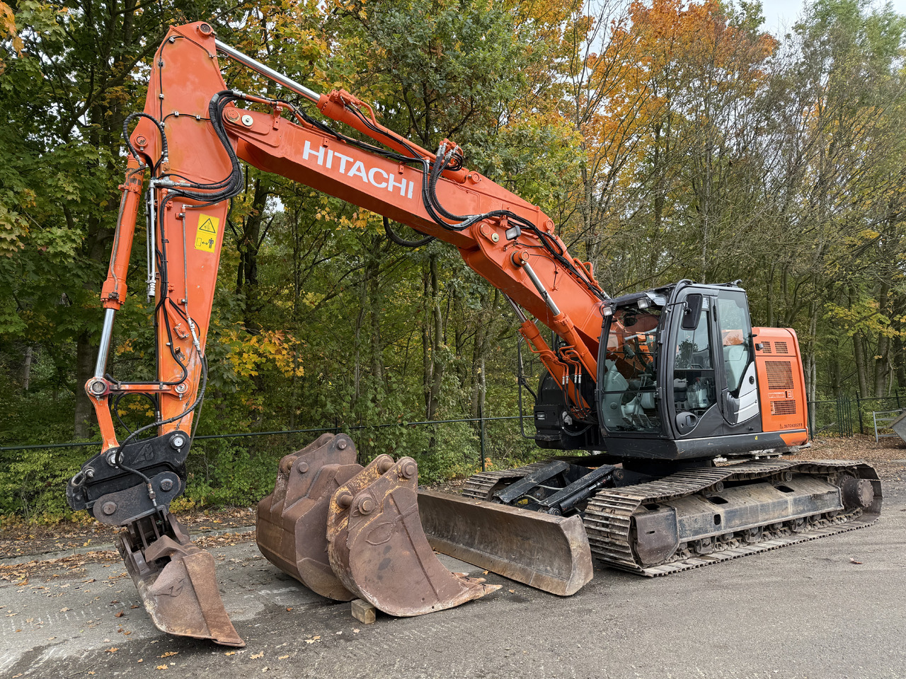 Hitachi ZX225USLC-6 - Crawler excavator: picture 1 Hitachi ZX225USLC-6 - Crawler excavator: picture 1