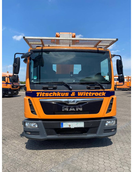 Palfinger P 300 - Truck mounted aerial platform: picture 2 Palfinger P 300 - Truck mounted aerial platform: picture 2