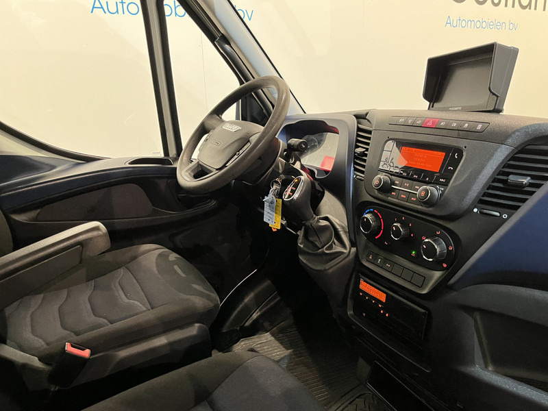 Iveco 65C18 3.0 Automaat Open Laadbak / Mobiele Werkplaats / Bott Inrichting / Euro 6 / Airco / Cruise Control / Trekhaak / Camera / 3-Zits / 55.400 KM !! C-Rijbewijs !! - Open body delivery van: picture 3 Iveco 65C18 3.0 Automaat Open Laadbak / Mobiele Werkplaats / Bott Inrichting / Euro 6 / Airco / Cruise Control / Trekhaak / Camera / 3-Zits / 55.400 KM !! C-Rijbewijs !! - Open body delivery van: picture 3