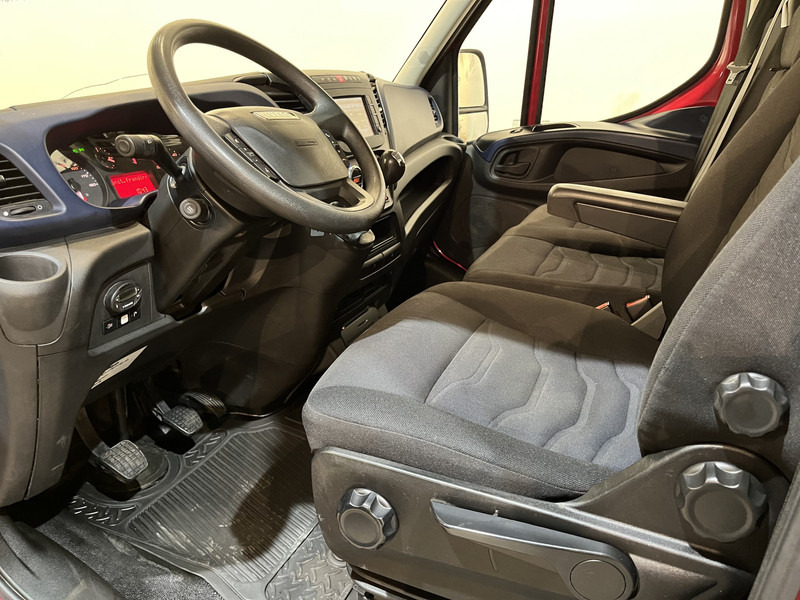 Interior photo 2: Leasing of Iveco Daily 35C16 Open Laadbak / HMF Kraan / Euro 6 / Compressor / Trekhaak 3500 KG / Airco / Cruise Control / 3-Zits / 69.100 KM !! / BPM VRIJ !! Iveco Daily 35C16 Open Laadbak / HMF Kraan / Euro 6 / Compressor / Trekhaak 3500 KG / Airco / Cruise Control / 3-Zits / 69.100 KM !! / BPM VRIJ !!