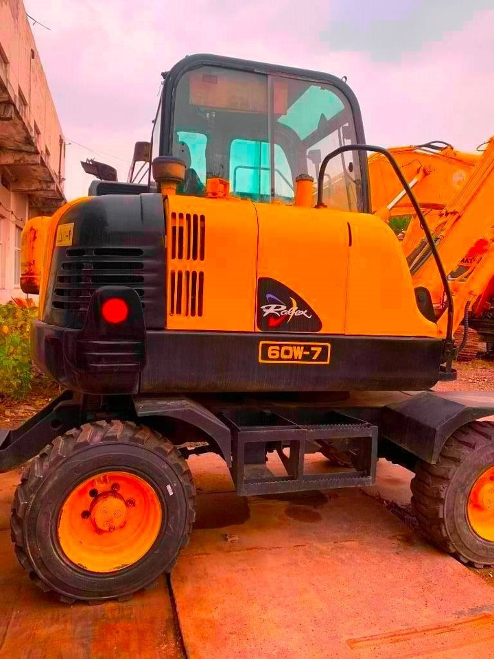Hyundai Robex 60 W-7  - Wheel excavator: picture 3 Hyundai Robex 60 W-7  - Wheel excavator: picture 3
