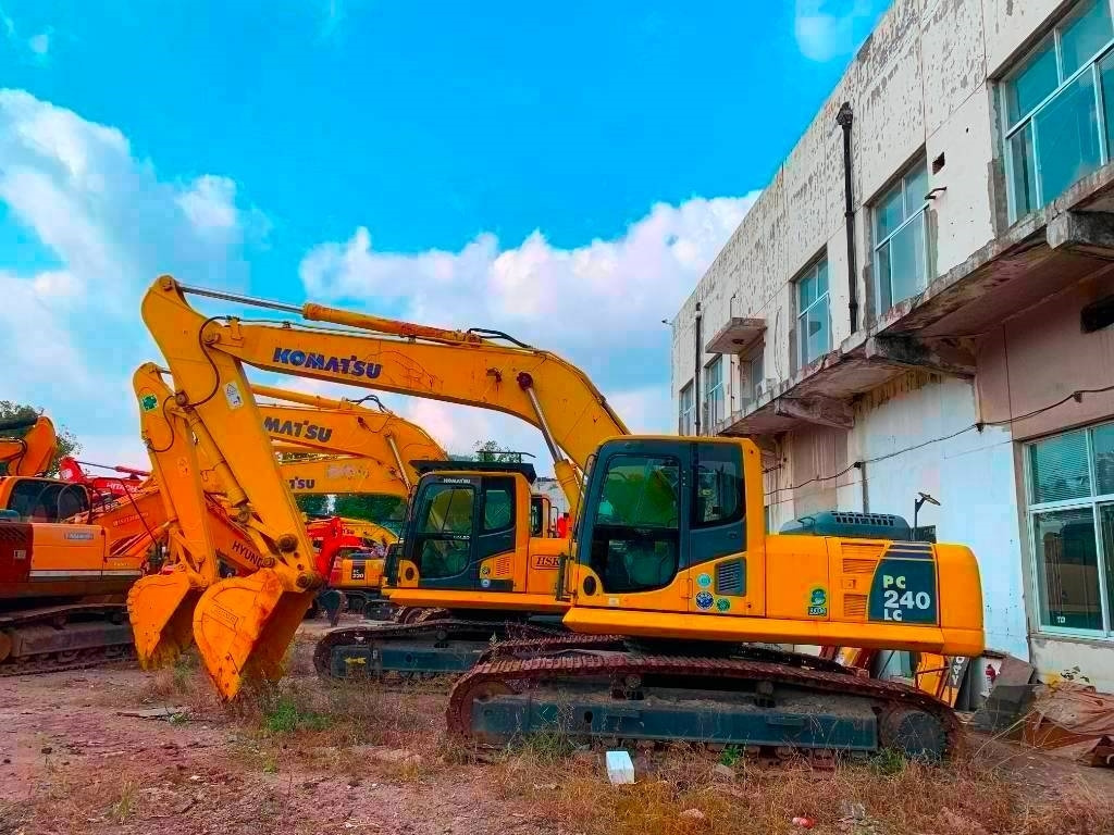 Komatsu PC 240 - Crawler excavator: picture 2 Komatsu PC 240 - Crawler excavator: picture 2