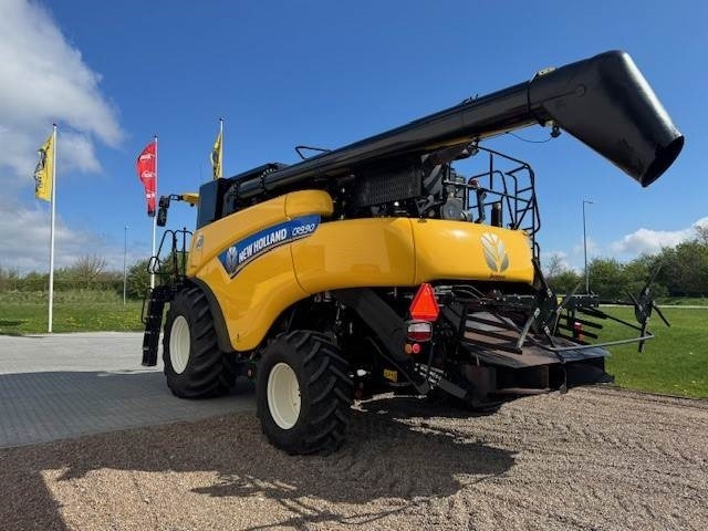 New Holland CR9.90 TIER4 - Combine harvester: picture 4 New Holland CR9.90 TIER4 - Combine harvester: picture 4