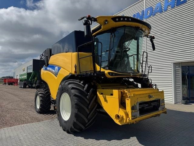 New Holland CR9.90 TIER4 - Combine harvester: picture 2 New Holland CR9.90 TIER4 - Combine harvester: picture 2