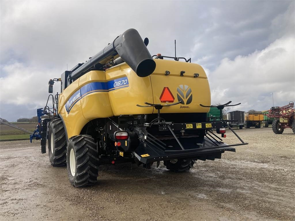 New Holland CX8.70 TB4 EUR - Combine harvester: picture 5 New Holland CX8.70 TB4 EUR - Combine harvester: picture 5