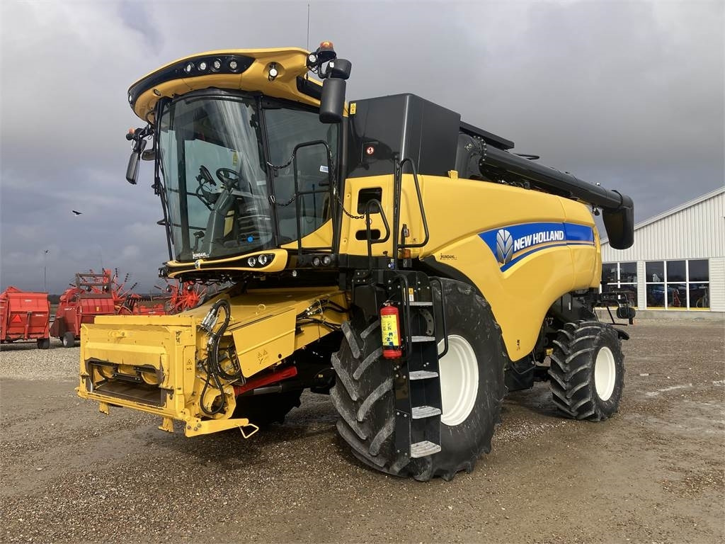 New Holland CX8.70 TB4 EUR - Combine harvester: picture 2 New Holland CX8.70 TB4 EUR - Combine harvester: picture 2