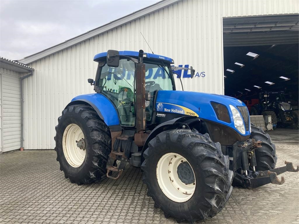 New Holland T7050 - Farm tractor: picture 1 New Holland T7050 - Farm tractor: picture 1