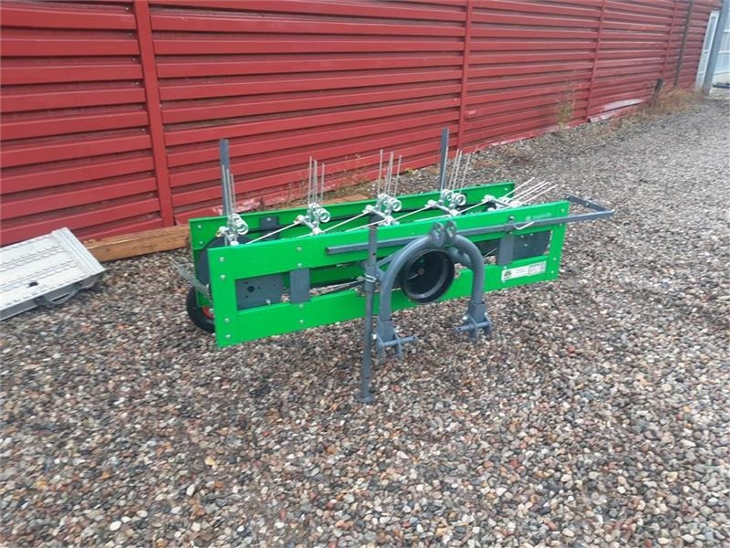 - - - HØ VENDER - Attachment for Municipal tractor: picture 2 - - - HØ VENDER - Attachment for Municipal tractor: picture 2