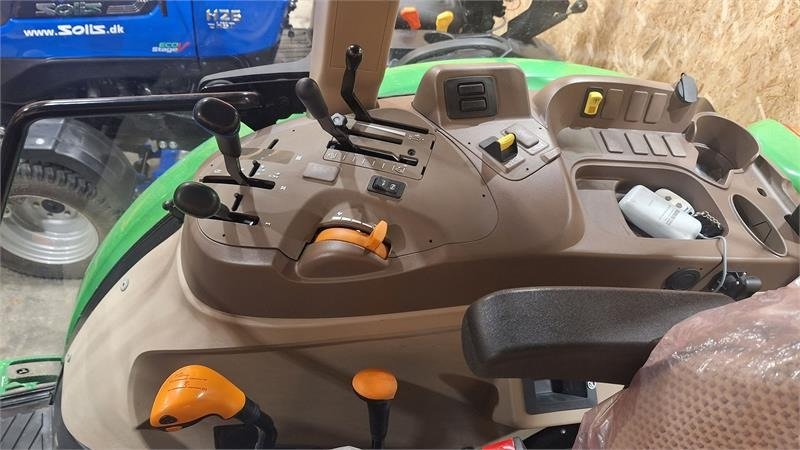 John Deere 5075E - Farm tractor: picture 4 John Deere 5075E - Farm tractor: picture 4