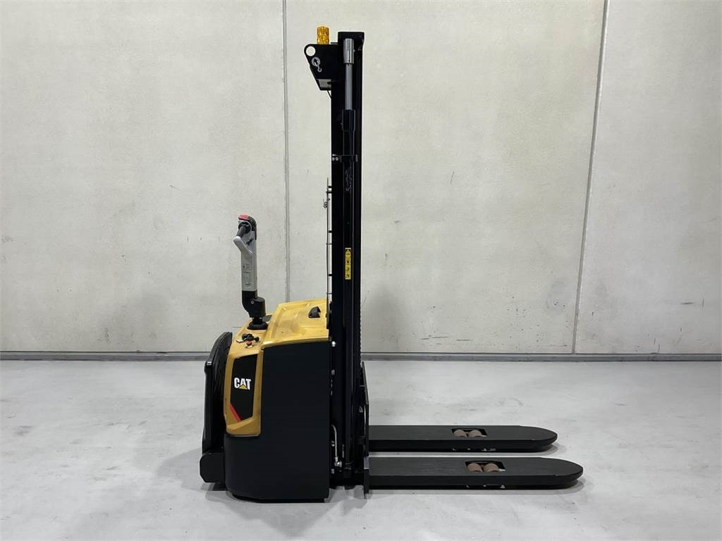 CAT NSP16N2R - Stacker: picture 1 CAT NSP16N2R - Stacker: picture 1