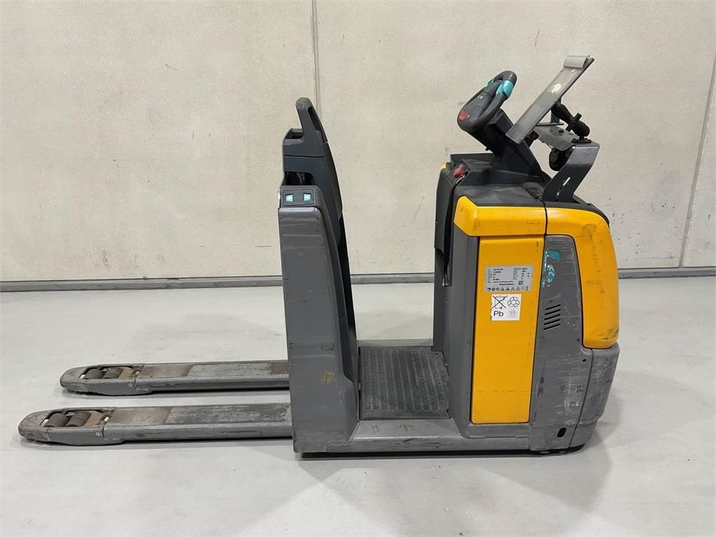 Jungheinrich ECE 220 - Order picker: picture 1 Jungheinrich ECE 220 - Order picker: picture 1