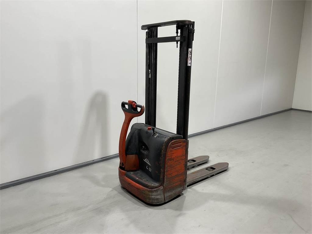 Linde L12  - Stacker: picture 2 Linde L12  - Stacker: picture 2