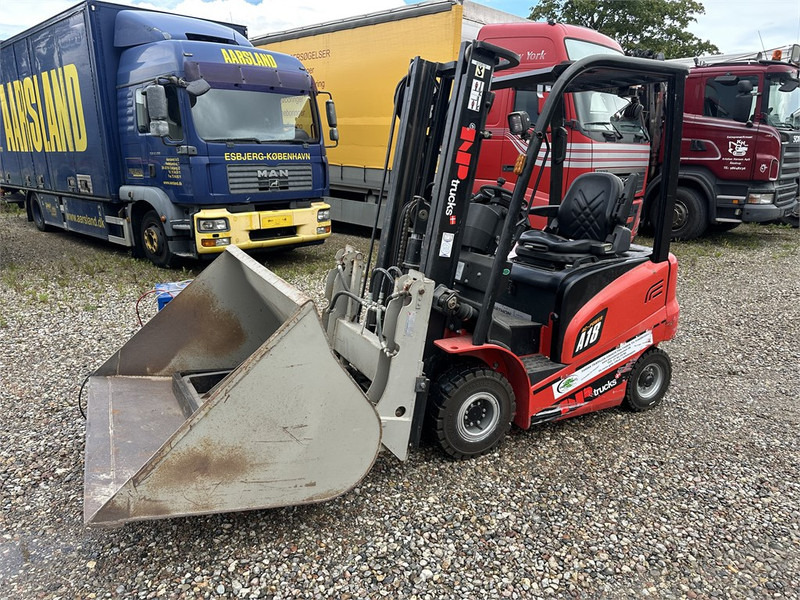 NP A18 truck with shovel and forks - Electric forklift: picture 1 NP A18 truck with shovel and forks - Electric forklift: picture 1