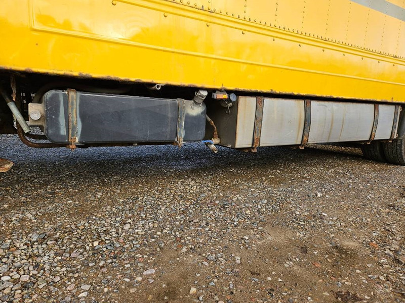 Semi-trailer Montracon Racing// machinetrailer // Living area: picture 18