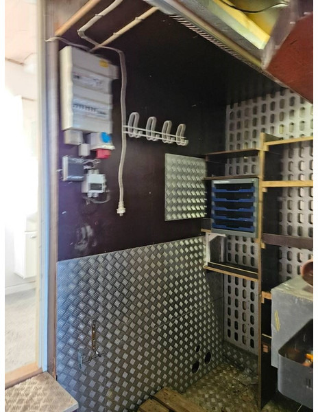 Semi-trailer Montracon Racing// machinetrailer // Living area: picture 8