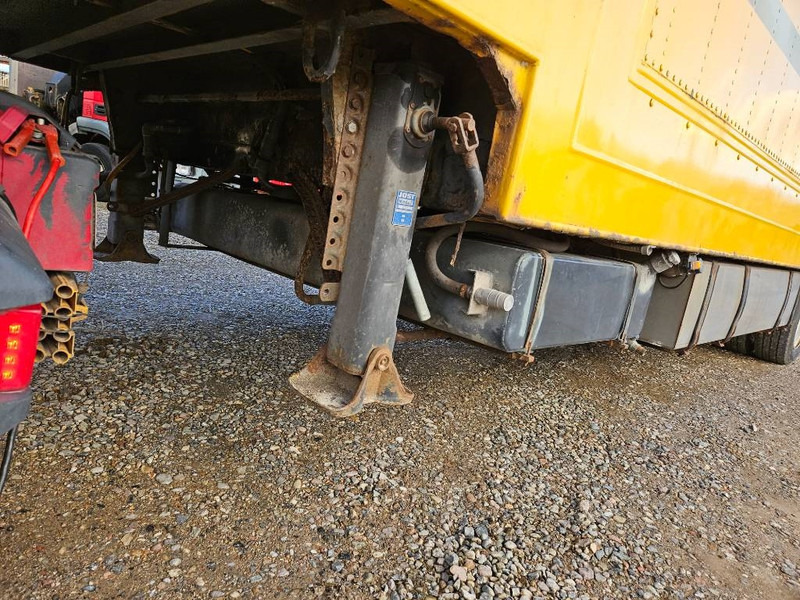 Semi-trailer Montracon Racing// machinetrailer // Living area: picture 19