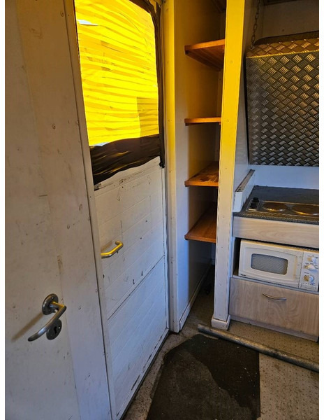 Semi-trailer Montracon Racing// machinetrailer // Living area: picture 12