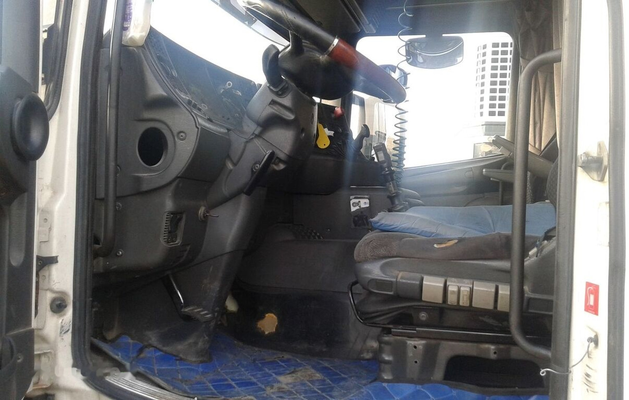Tractor unit Scania 124L420: picture 6