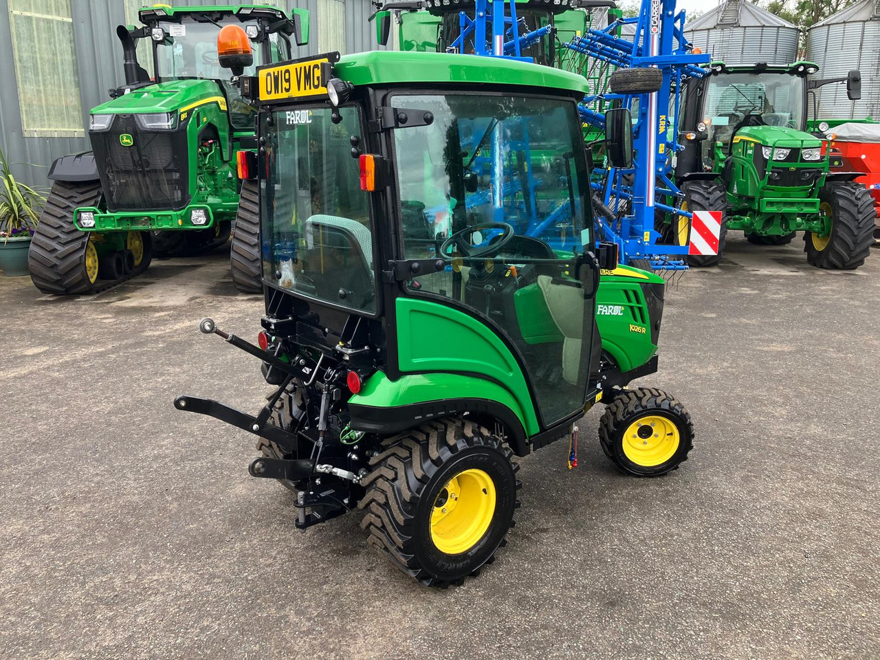 John Deere 1026R compact tractor - Mini tractor: picture 2 John Deere 1026R compact tractor - Mini tractor: picture 2