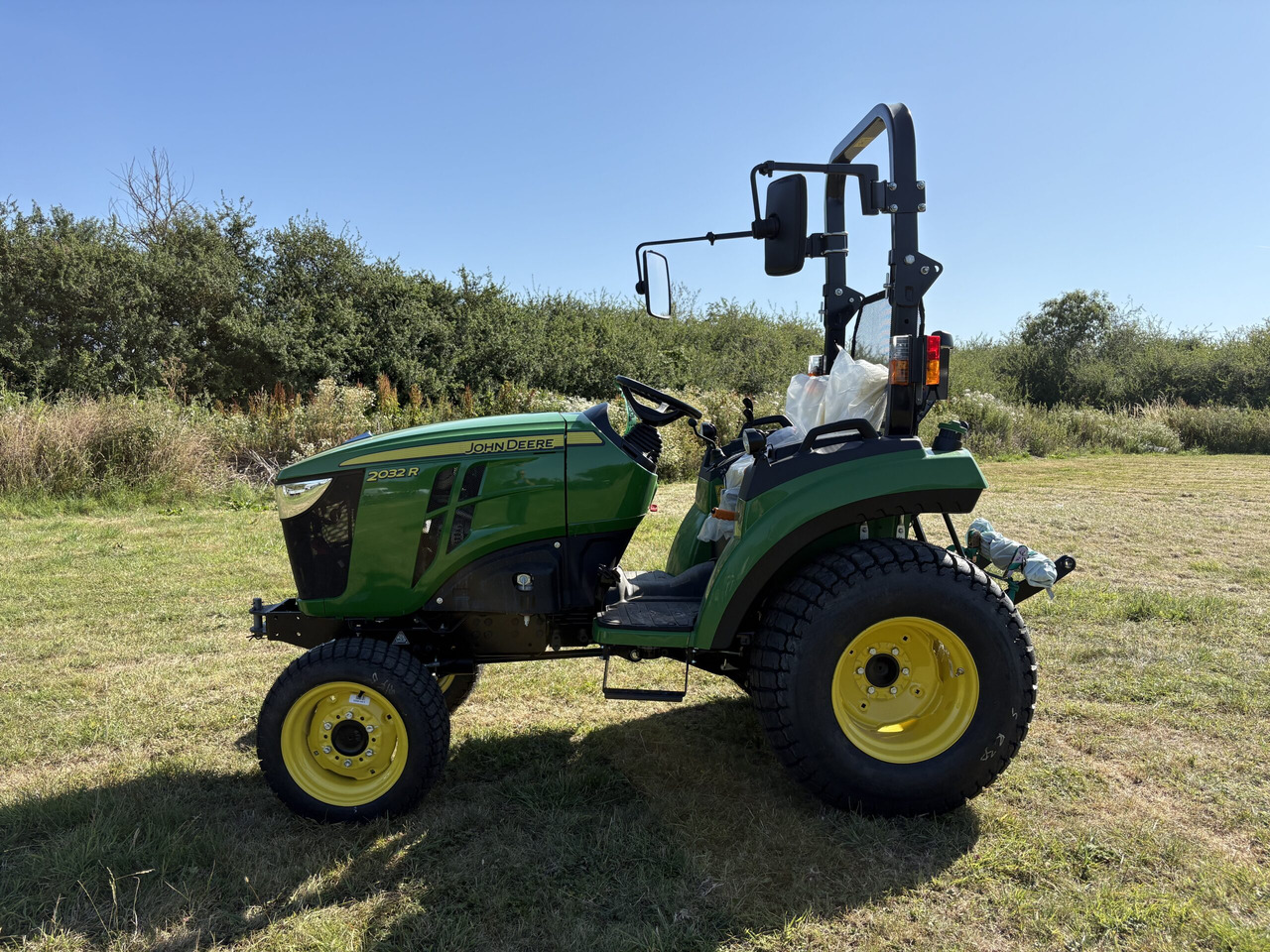 John Deere 2032R Compact Tractor - Mini tractor: picture 1 John Deere 2032R Compact Tractor - Mini tractor: picture 1