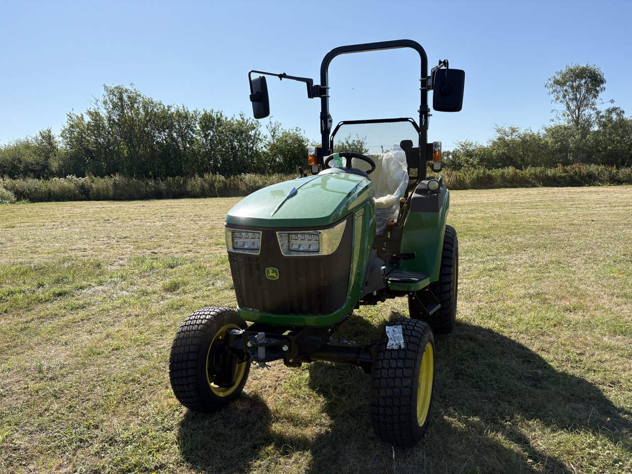 John Deere 2032R Compact Tractor - Mini tractor: picture 2 John Deere 2032R Compact Tractor - Mini tractor: picture 2