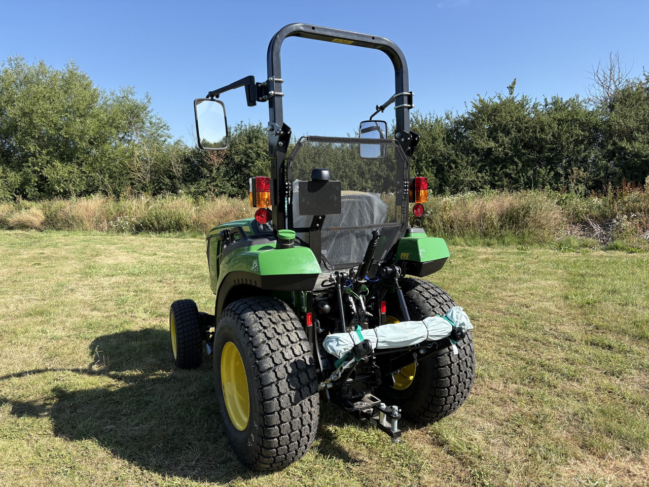 John Deere 2032R Compact Tractor - Mini tractor: picture 3 John Deere 2032R Compact Tractor - Mini tractor: picture 3