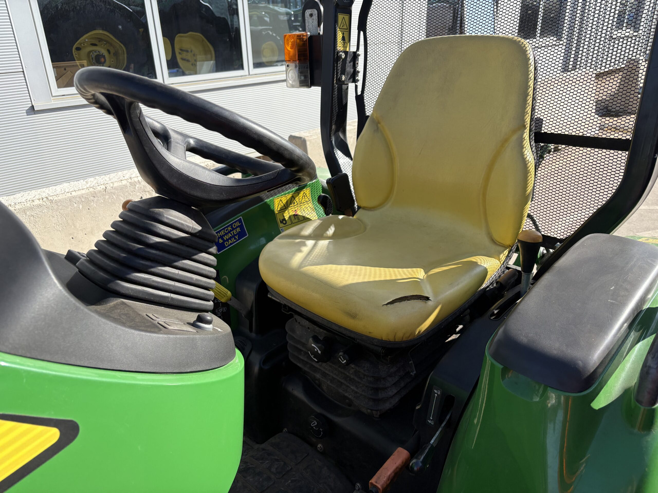 John Deere 3045R Compact Tractor - Mini tractor: picture 5 John Deere 3045R Compact Tractor - Mini tractor: picture 5