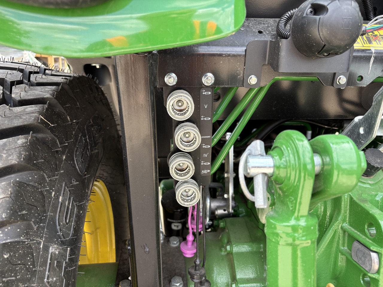 John Deere 4052R Compact Tractor - Mini tractor: picture 5 John Deere 4052R Compact Tractor - Mini tractor: picture 5