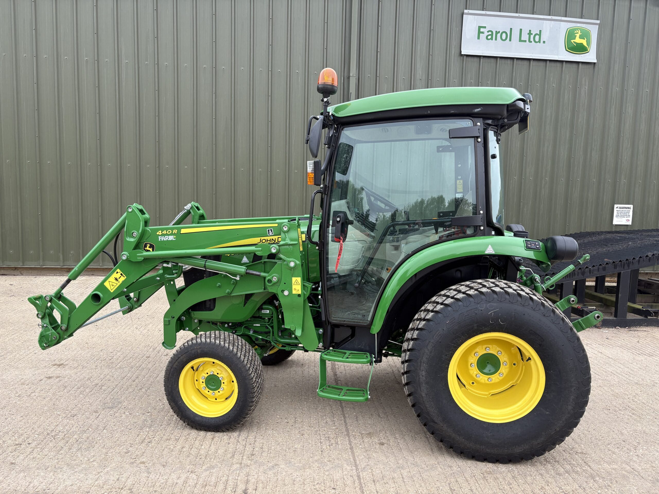 John Deere 4066 Compact Tractor with 440R loader - Mini tractor: picture 1 John Deere 4066 Compact Tractor with 440R loader - Mini tractor: picture 1