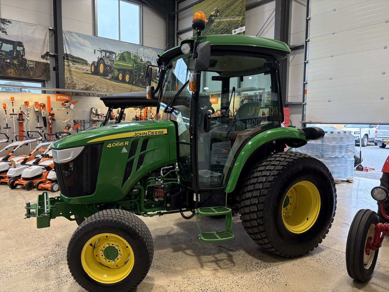 John Deere 4066R Compact Tractor - Mini tractor: picture 3 John Deere 4066R Compact Tractor - Mini tractor: picture 3