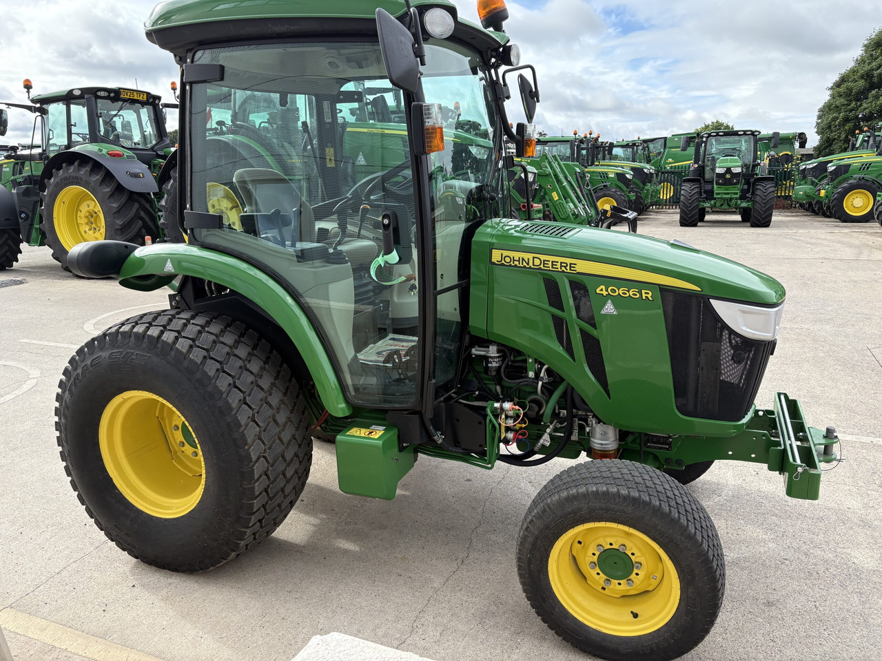 John Deere 4066R Compact Tractor - Mini tractor: picture 3 John Deere 4066R Compact Tractor - Mini tractor: picture 3