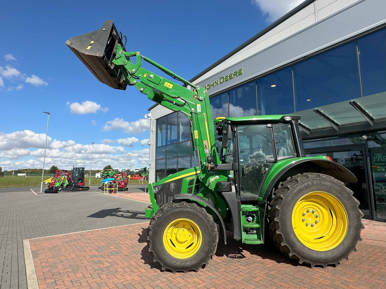 John Deere 6110M + 623M - Farm tractor: picture 2 John Deere 6110M + 623M - Farm tractor: picture 2