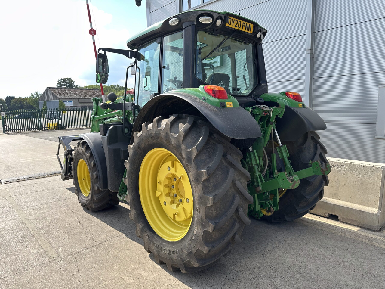 John Deere 6120M - Farm tractor: picture 3 John Deere 6120M - Farm tractor: picture 3