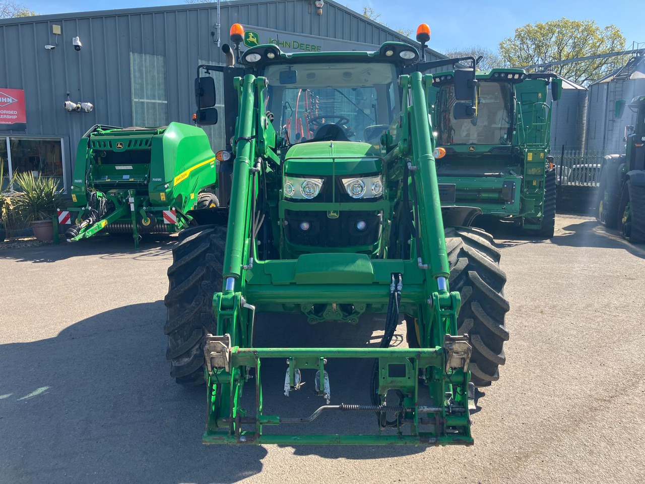 John Deere 6130R - Farm tractor: picture 4 John Deere 6130R - Farm tractor: picture 4
