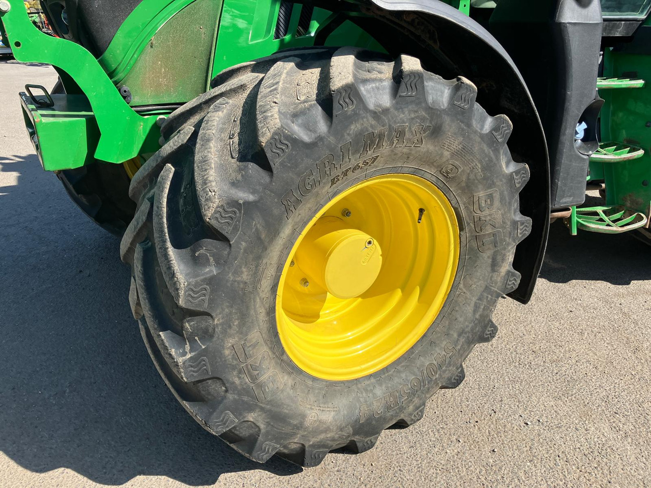 John Deere 6130R - Farm tractor: picture 2 John Deere 6130R - Farm tractor: picture 2