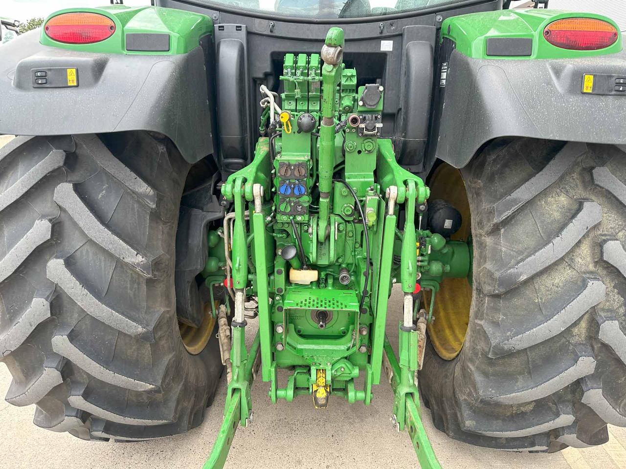 John Deere 6155R - Farm tractor: picture 5 John Deere 6155R - Farm tractor: picture 5