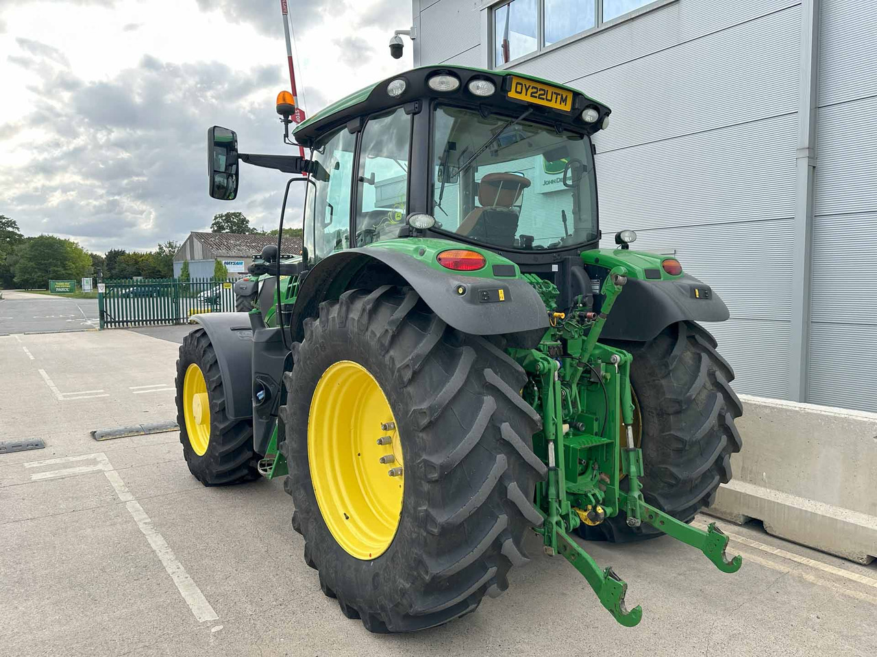 John Deere 6155R - Farm tractor: picture 3 John Deere 6155R - Farm tractor: picture 3