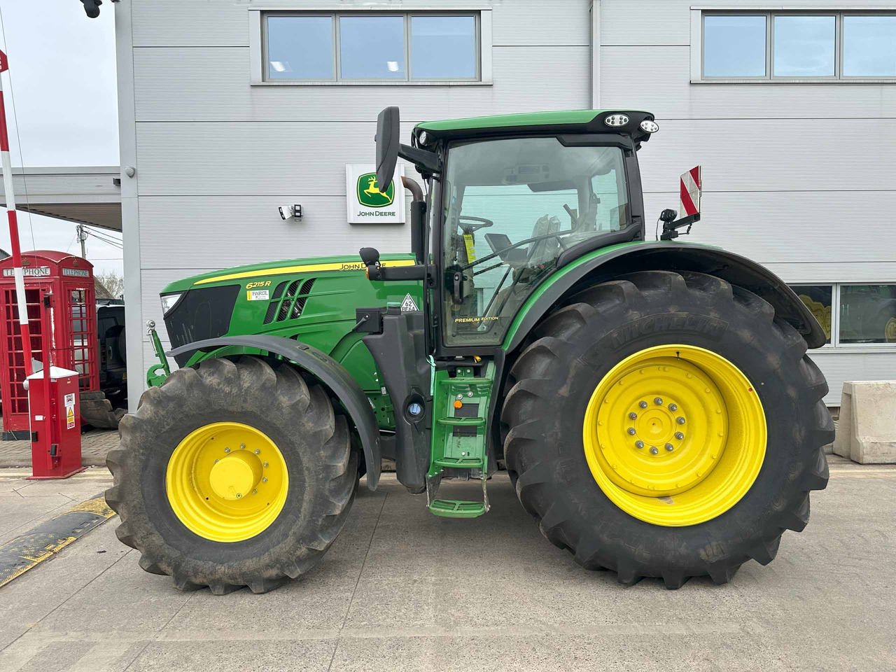 John Deere 6215R - Farm tractor: picture 3 John Deere 6215R - Farm tractor: picture 3