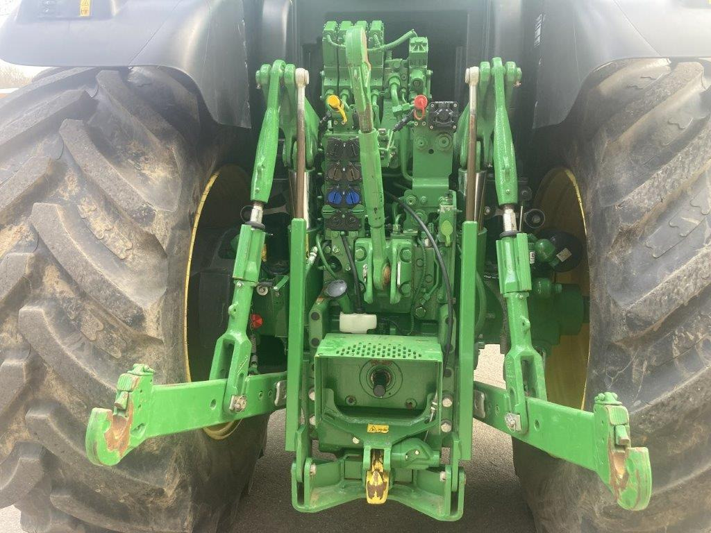 John Deere 6215R - Farm tractor: picture 5 John Deere 6215R - Farm tractor: picture 5