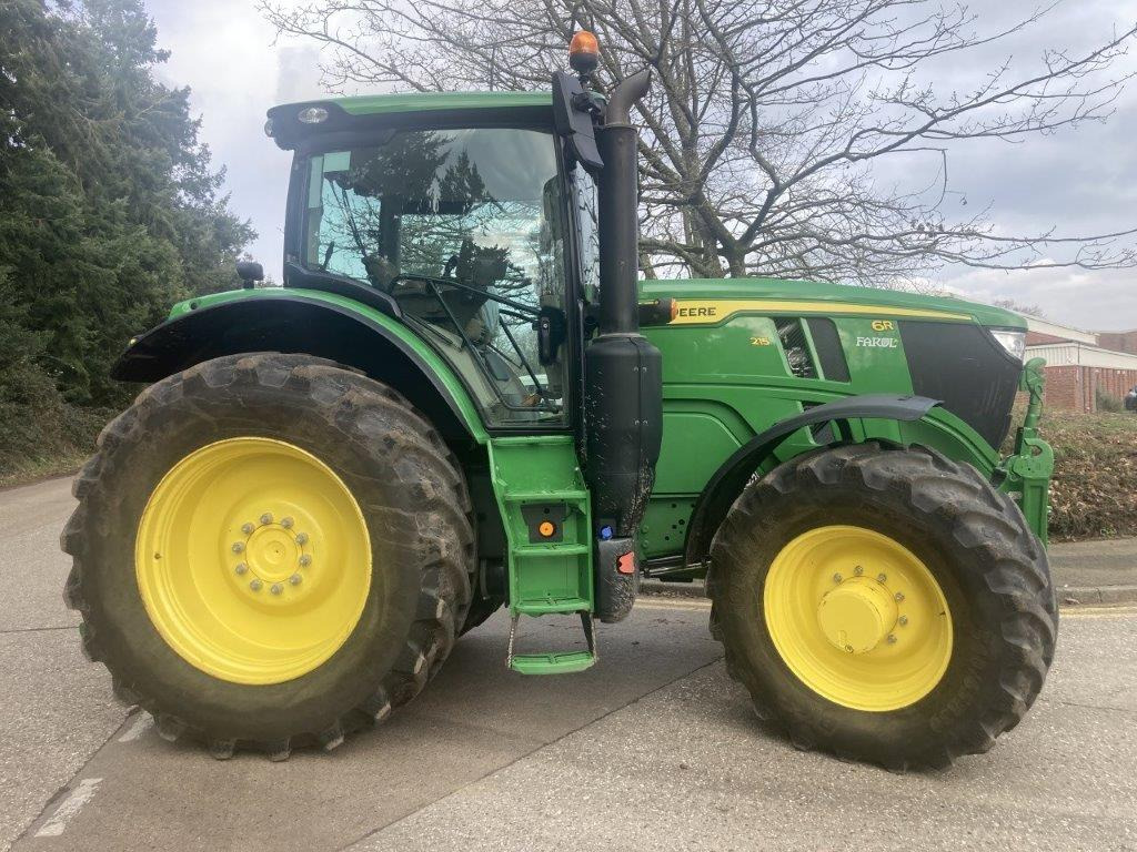 John Deere 6215R - Farm tractor: picture 1 John Deere 6215R - Farm tractor: picture 1