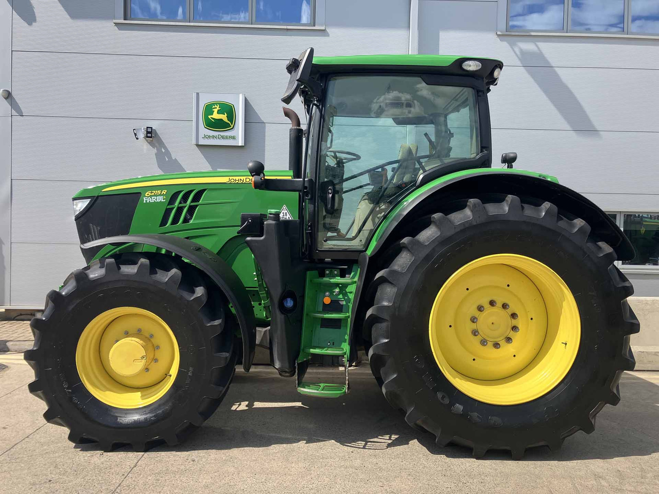 John Deere 6215R - Farm tractor: picture 2 John Deere 6215R - Farm tractor: picture 2
