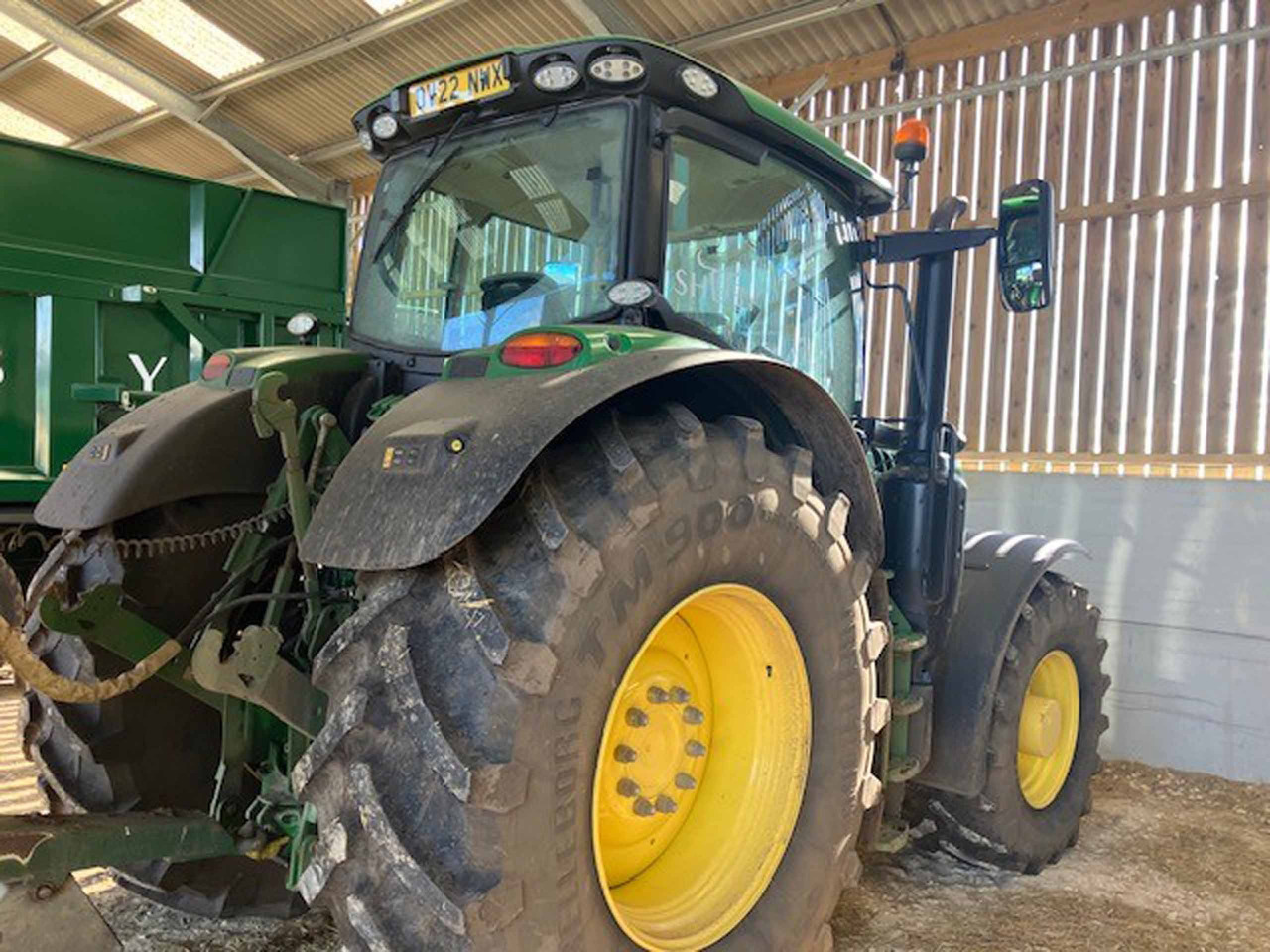 John Deere 6215R - Farm tractor: picture 5 John Deere 6215R - Farm tractor: picture 5